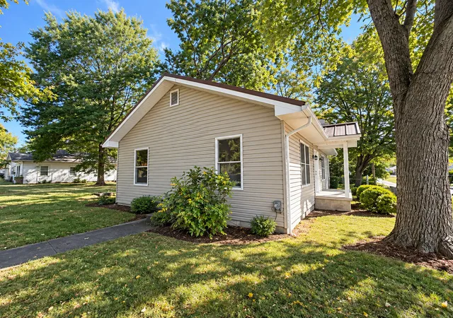 Photo 2 of Sale Pending at 209 S Stotlar St, Benton, IL 62812 | MLS# 12753934 | Listing updated on 2026-09-12