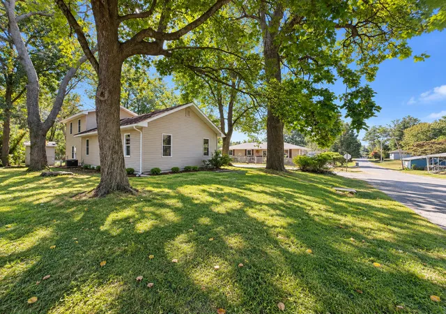 Photo 3 of Sale Pending at 209 S Stotlar St, Benton, IL 62812 | MLS# 12753934 | Listing updated on 2026-09-12