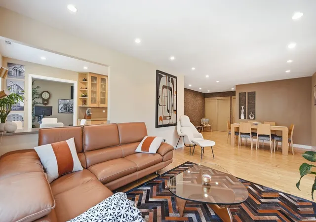 Listing Photo 5 - Condo for sale in building located at 3105 Toulon Dr, Northbrook, IL 60062 - Unit #E2