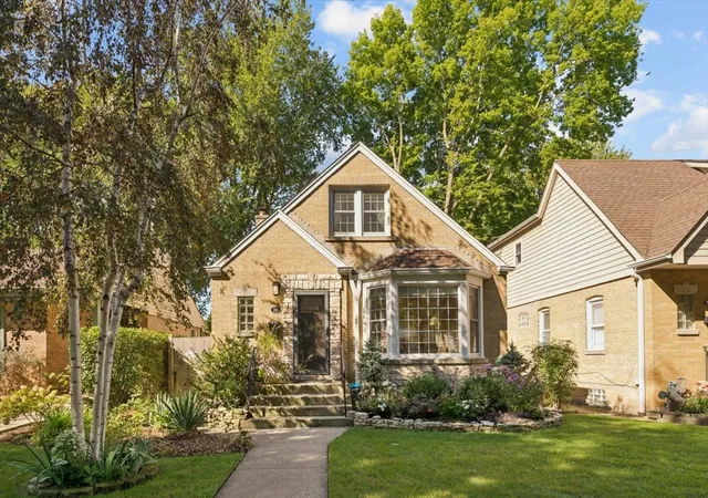 Single family home for sale at 216 Richmond St, Evanston, IL 60202 | MLS# 12754013