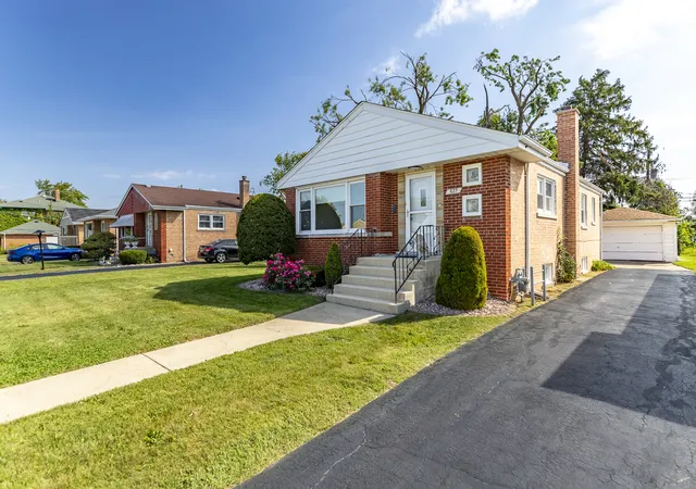Photo 3 of Sale Pending at 627 Sangamon St, Chicago Heights, IL 60411 | MLS# 12754015 | Listing updated on 2026-09-15