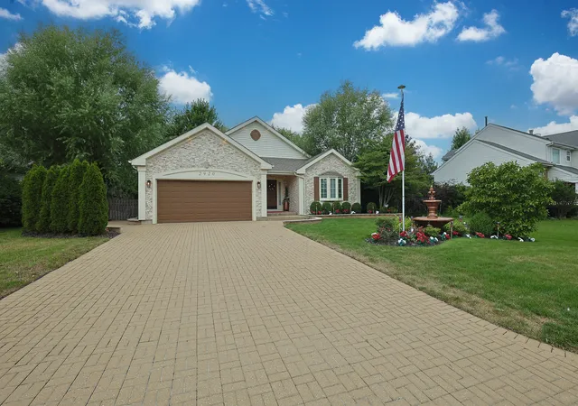 Photo 2 of Single family home for sale at 2920 Farmington Dr, Lindenhurst, IL 60046 | MLS# 12754023 | Listing updated on 2026-09-15