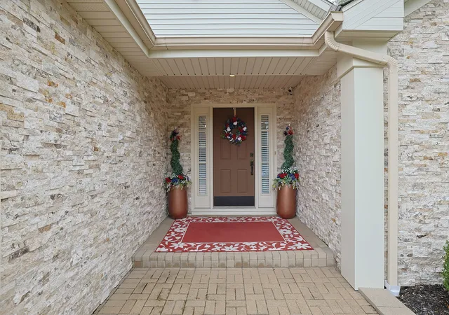 Photo 2 of Single family home for sale at 2920 Farmington Dr, Lindenhurst, IL 60046 | MLS# 12754023 | Listing updated on 2026-09-15