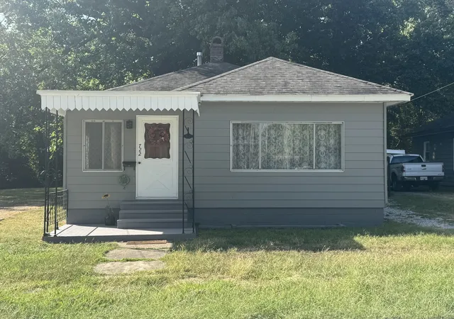 Photo 2 of Single family home for sale at 722 E Taylor St, Benton, IL 62812 | MLS# 12754026 | Listing updated on 2026-09-12