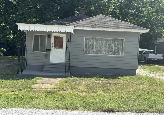 Photo 24 of Single family home for sale at 722 E Taylor St, Benton, IL 62812 | MLS# 12754026 | Listing updated on 2026-09-12