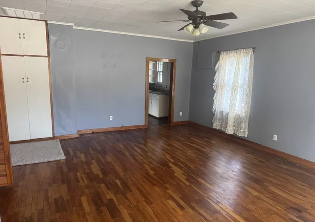 Photo 3 of Single family home for sale at 722 E Taylor St, Benton, IL 62812 | MLS# 12754026 | Listing updated on 2026-09-12