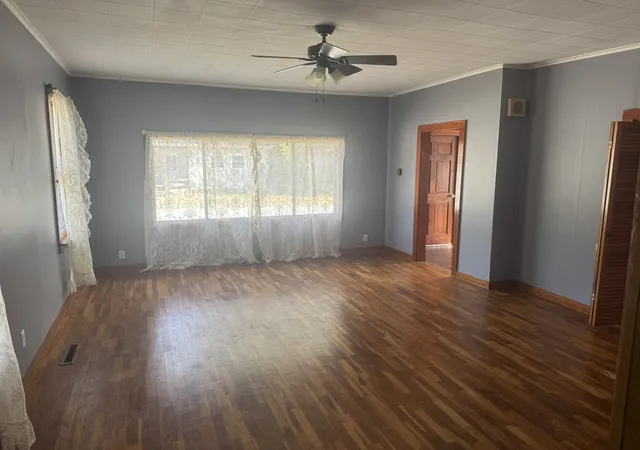 Photo 4 of Single family home for sale at 722 E Taylor St, Benton, IL 62812 | MLS# 12754026 | Listing updated on 2026-09-12