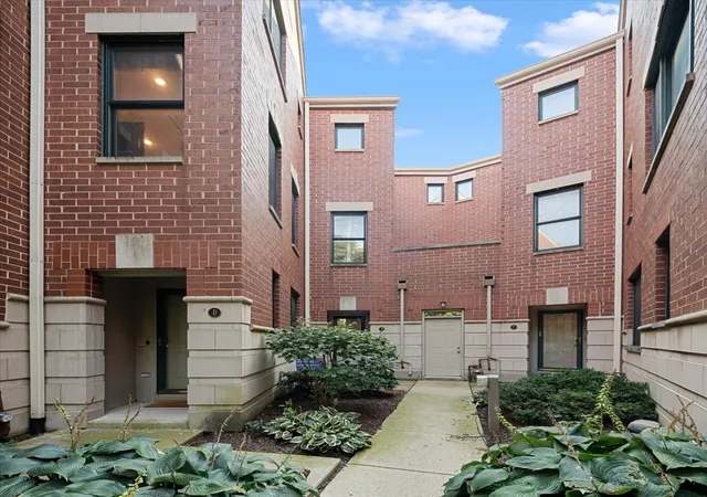 Townhouse for sale at 4048 N Clark St #D, Chicago, IL 60613 | MLS# 12754049