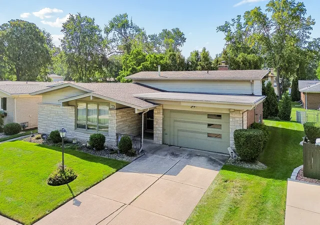 Photo 1 of Single family home for sale at 1050 W Strieff Ln, Glenwood, IL 60425 | MLS# 12754121 | Listing updated on 2026-09-16