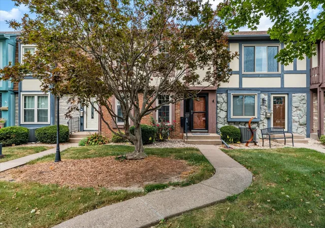 Photo 3 of Townhouse for sale at 3727 31st Avenue, Rock Island, IL 61201 | MLS# 12754177 | Listing updated on 2026-10-06