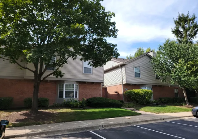 Photo 1 of Sale Pending at 137 White Oak Ct #1, Schaumburg, IL 60195 | MLS# 12754179 | Listing updated on 2026-10-15