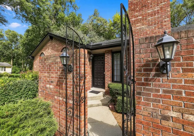 Photo 4 of Single family home for sale at 806 Roberts Rd, Tower Lakes, IL 60010 | MLS# 12754204 | Listing updated on 2026-09-20