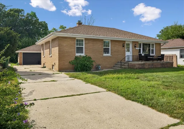 Photo 2 of Single family home for sale at 1305 N Prairie Ave, Joliet, IL 60435 | MLS# 12754250 | Listing updated on 2026-10-02