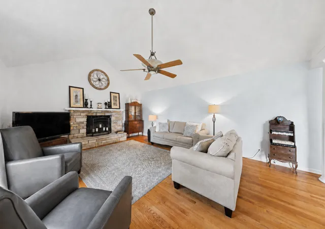 Photo 4 of Single family home for sale at 8425 Creekside Ln, Darien, IL 60561 | MLS# 12754259 | Listing updated on 2026-09-14