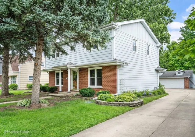 Photo 1 of Single family home for sale at 113 N Oak St, Elmhurst, IL 60126 | MLS# 12754265 | Listing updated on 2026-09-14