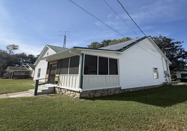 Photo 3 of Single family home for sale at 405 S State St, Christopher, IL 62822 | MLS# 12754272 | Listing updated on 2026-09-14