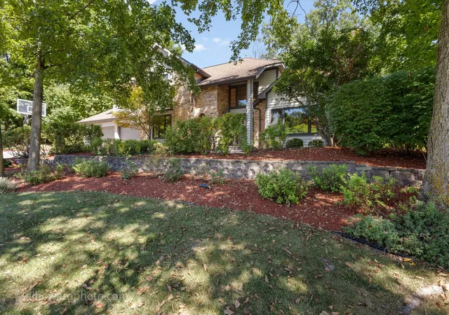 Photo 3 of Single family home for sale at 999 S Butternut Cir, Frankfort, IL 60423 | MLS# 12754297 | Listing updated on 2026-09-12