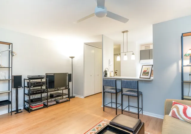 Listing Photo 4 - Condo for sale in building located at 1516 Hinman Ave, Evanston, IL 60201 - Unit #810