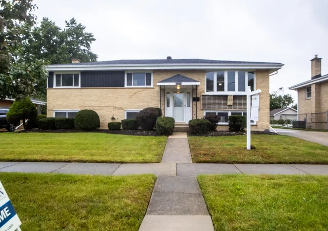 Single family home for sale at 565 Arlene Dr, Wood Dale, IL 60191 | MLS# 12754307