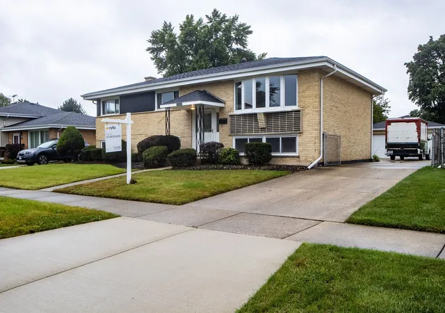 Photo 2 of Single family home for sale at 565 Arlene Dr, Wood Dale, IL 60191 | MLS# 12754307 | Listing updated on 2026-09-23