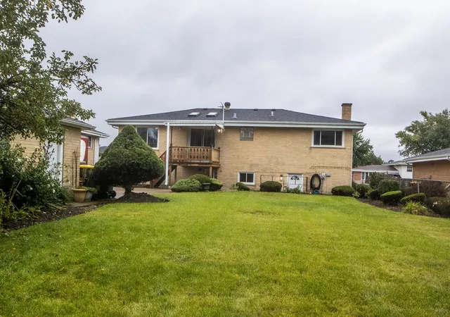 Photo 3 of Single family home for sale at 565 Arlene Dr, Wood Dale, IL 60191 | MLS# 12754307 | Listing updated on 2026-09-23