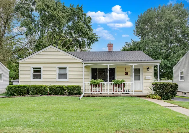 Single family home for sale at 133 N Ridgemoor Ave, Mundelein, IL 60060 | MLS# 12754333