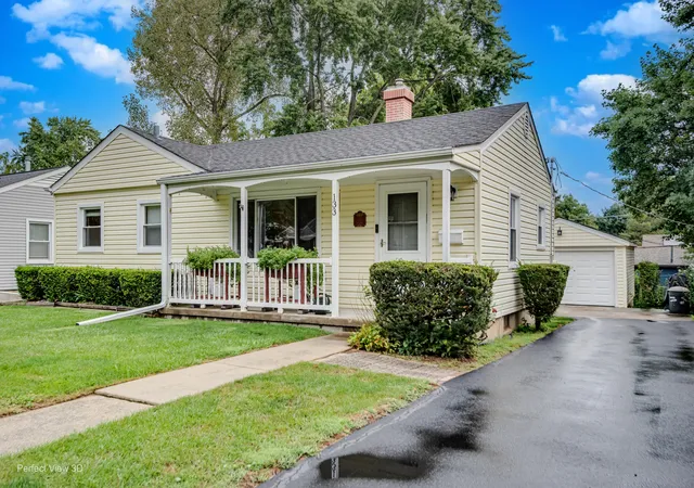 Photo 2 of Single family home for sale at 133 N Ridgemoor Ave, Mundelein, IL 60060 | MLS# 12754333 | Listing updated on 2026-09-14