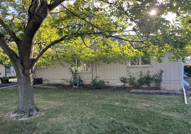 Photo 4 of Single family home for sale at 1620 Barthelone St, Crest Hill, IL 60403 | MLS# 12754341 | Listing updated on 2026-09-15