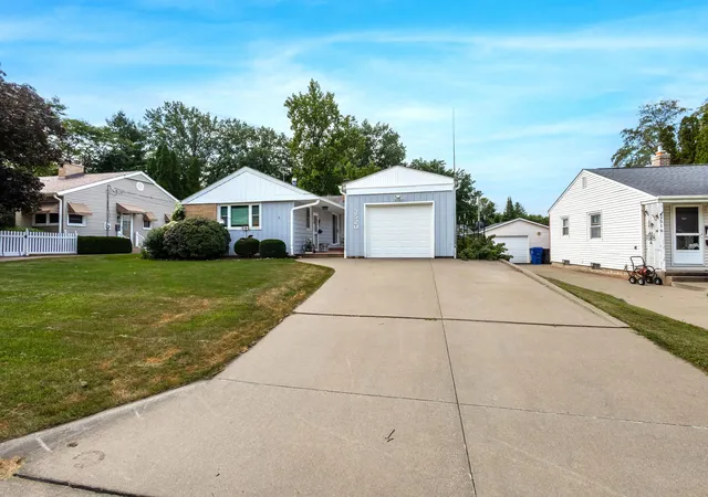 Photo 2 of Single family home for sale at 2520 30th Avenue Ct, Moline, IL 61265 | MLS# 12754376 | Listing updated on 2026-10-07