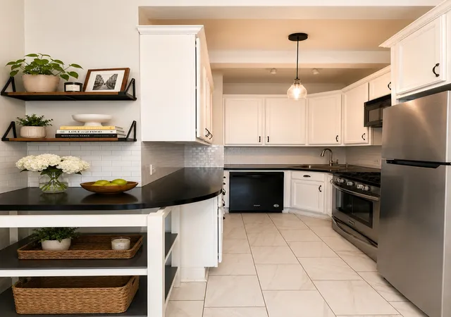 Photo 3 of Condo for sale at 1633 E Hyde Park Blvd #3C, Chicago, IL 60615 | MLS# 12754391 | Listing updated on 2026-09-14
