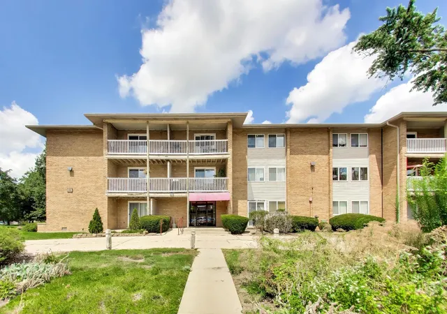 Photo 2 of Condo for sale at 960 Beau Dr #307, Des Plaines, IL 60016 | MLS# 12754392 | Listing updated on 2026-09-14