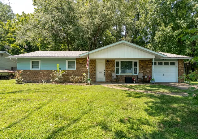 Photo 2 of Single family home for sale at 1023 Roberta Dr, Murphysboro, IL 62966 | MLS# 12754398 | Listing updated on 2026-09-15