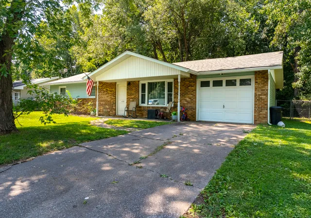 Photo 3 of Single family home for sale at 1023 Roberta Dr, Murphysboro, IL 62966 | MLS# 12754398 | Listing updated on 2026-09-15