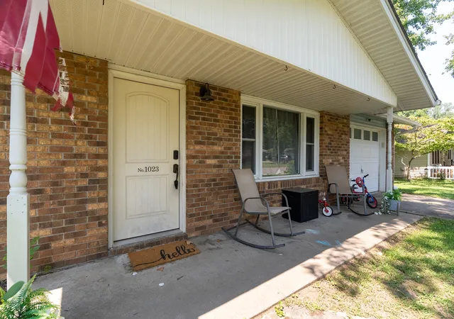 Photo 3 of Single family home for sale at 1023 Roberta Dr, Murphysboro, IL 62966 | MLS# 12754398 | Listing updated on 2026-09-28