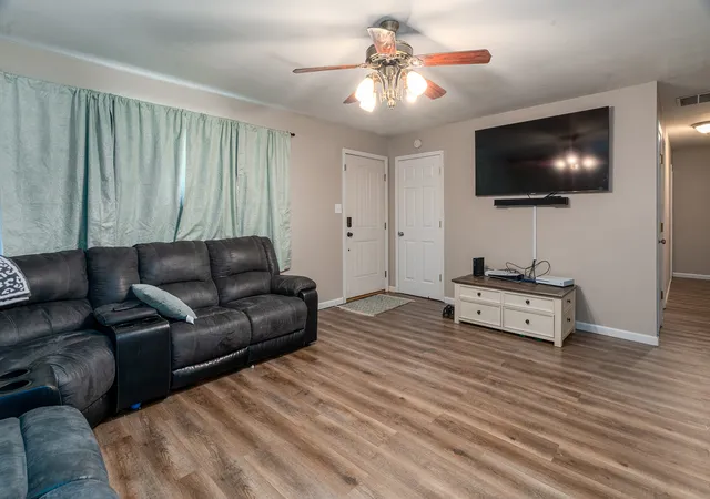 Photo 4 of Single family home for sale at 1023 Roberta Dr, Murphysboro, IL 62966 | MLS# 12754398 | Listing updated on 2026-09-28