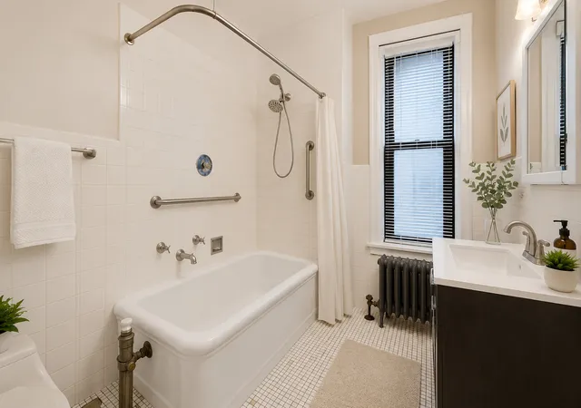Listing Photo 2 - Condo for sale in building located at 5300 S Shore Dr, Chicago, IL 60615 - Unit #810