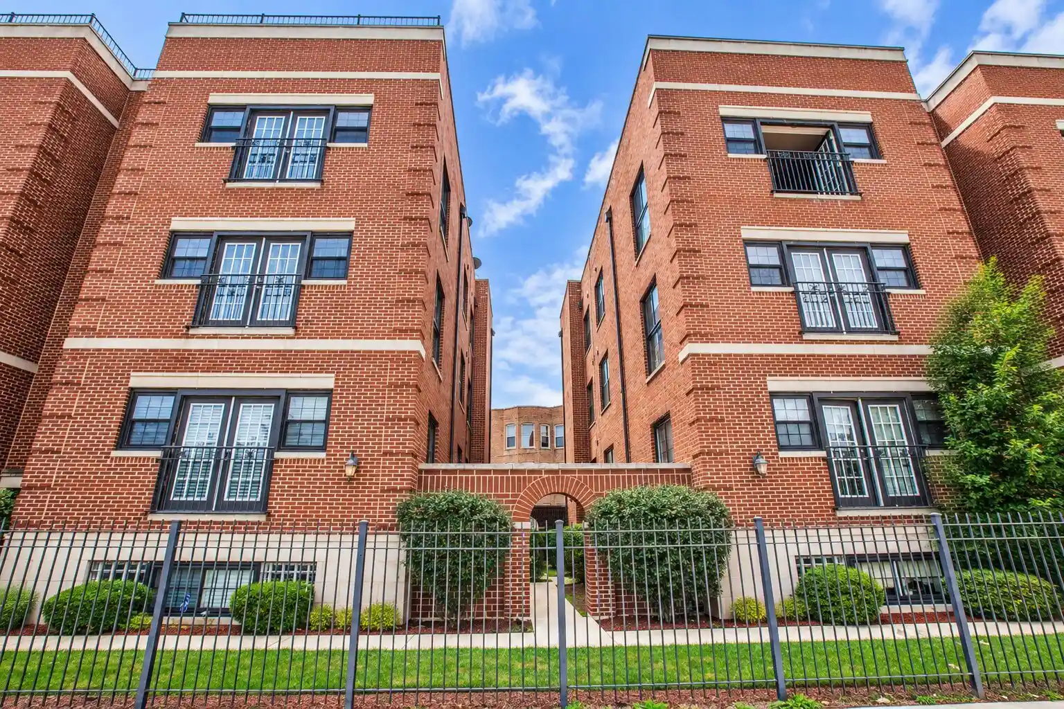 Listing Photo 1 - Condo for sale in 543 E 43Rd St located at 543 E 43Rd St, Chicago, IL 60653 - Unit #2E