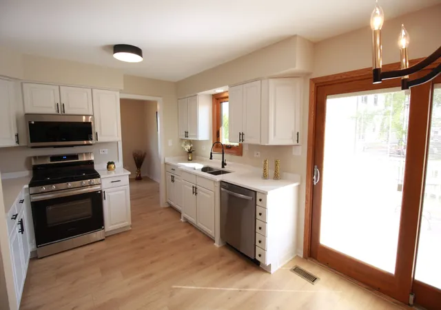 Photo 2 of Single family home for sale at 8247 W Wintergreen Dr, Frankfort, IL 60423 | MLS# 12754454 | Listing updated on 2026-09-15