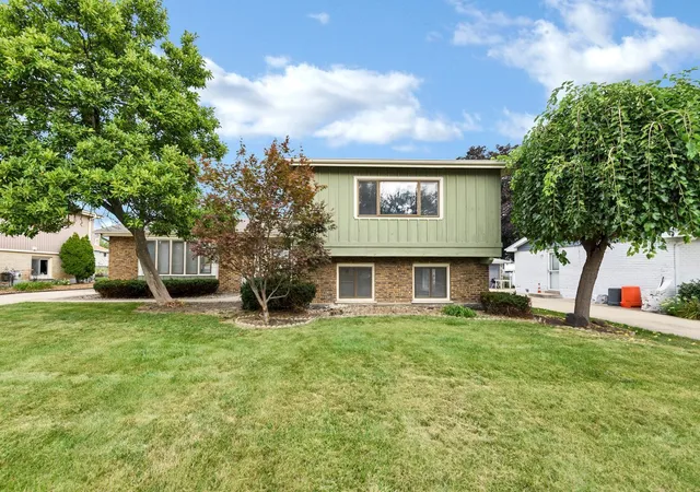 Photo 1 of Single family home for sale at 1734 W Rampart Rd, Addison, IL 60101 | MLS# 12754487 | Listing updated on 2026-09-22