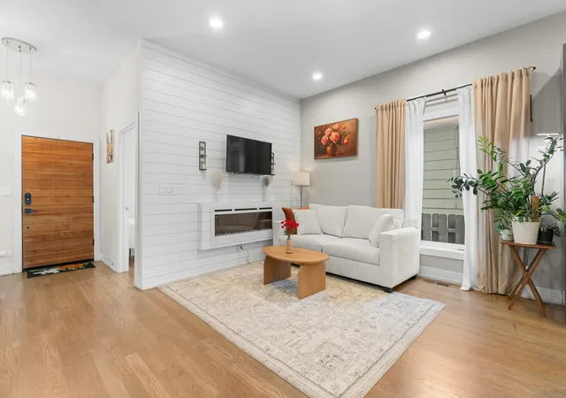 Photo 4 of Single family home for sale at 5047 W Winnemac Ave, Chicago, IL 60630 | MLS# 12754500 | Listing updated on 2026-09-19