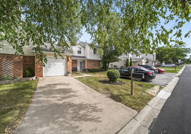 Photo 2 of Townhouse for sale at 251 Tamarack Dr, Bloomingdale, IL 60108 | MLS# 12754525 | Listing updated on 2026-09-13