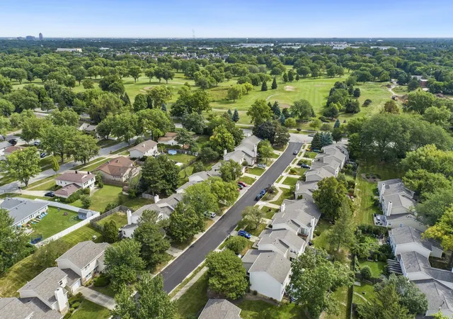 Photo 4 of Townhouse for sale at 251 Tamarack Dr, Bloomingdale, IL 60108 | MLS# 12754525 | Listing updated on 2026-09-13