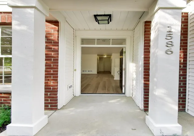 Listing Photo 3 - Condo for sale in building located at 1586 Matthew Dr, Algonquin, IL 60102 - Unit #1586