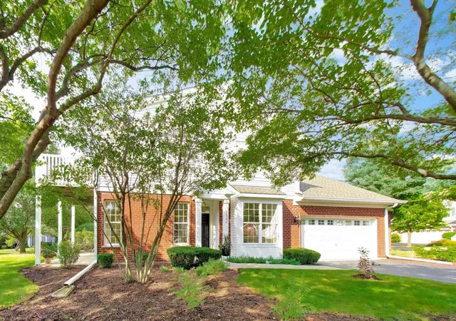 Listing Photo 2 - Condo for sale in building located at 1586 Matthew Dr, Algonquin, IL 60102 - Unit #1586
