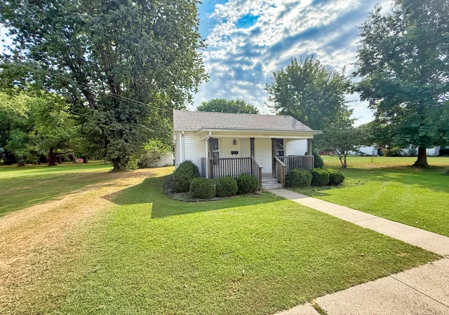 Single family home for sale at 323 Austin Ave, Flora, IL 62839 | MLS# 12754531