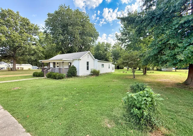 Photo 1 of Single family home for sale at 323 Austin Ave, Flora, IL 62839 | MLS# 12754531 | Listing updated on 2026-10-05