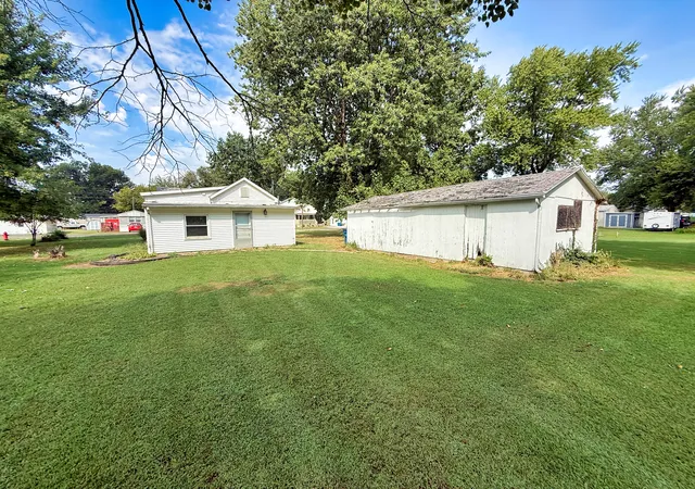 Photo 3 of Single family home for sale at 323 Austin Ave, Flora, IL 62839 | MLS# 12754531 | Listing updated on 2026-10-05
