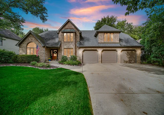 Single family home for sale at 1024 Trillium Trl, West Chicago, IL 60185 | MLS# 12754533