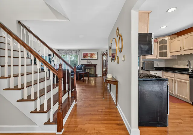 Photo 4 of Townhouse for sale at 1113 Loughborough Ct, Wheaton, IL 60189 | MLS# 12754545 | Listing updated on 2026-09-17