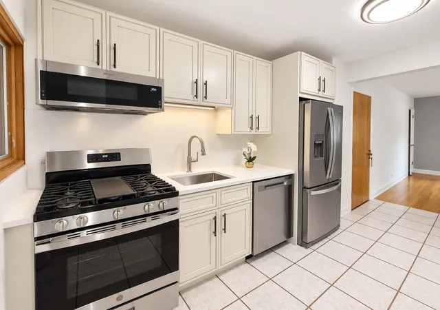 Photo 3 of Condo for sale at 427 Edgewood Pl #2N, River Forest, IL 60305 | MLS# 12754565 | Listing updated on 2026-09-22